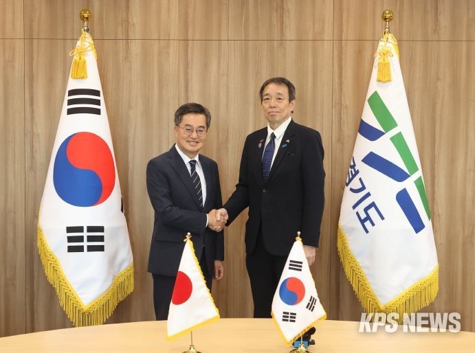 2일 오후 김동연 경기도지사가 도청 집무실에서 미즈시마 코이치 주한 일본 대사와 기념촬영을 하고있다.