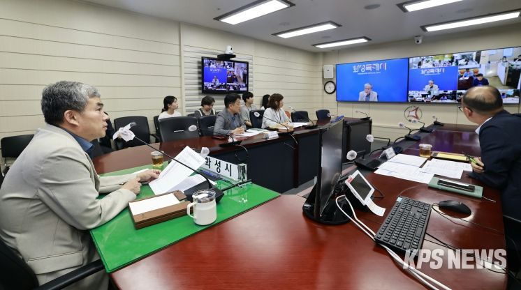 정구원 화성특례시 제1부시장이 8일 민생회복 소비쿠폰 지급 관련 읍면동장 영상회의를 주재하고 있다