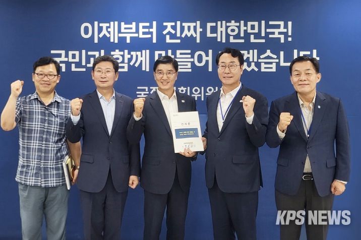 정명근 특례시시장협의회장(오른쪽 두번째)이 9일 이해식 국정기획위원회 정치행정분과장(중앙)에게 특례시지원특별법(안)의 신속한 제정을 촉구하는 건의문을 전달하고 기념 촬영을 하고 있다.