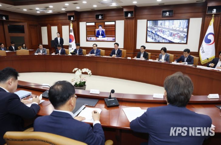 김민석 국무총리가 10일 세종대로 정부서울청사에서 열린 국정현안관계장관회의를 주재, 모두발언을 하고 있다.