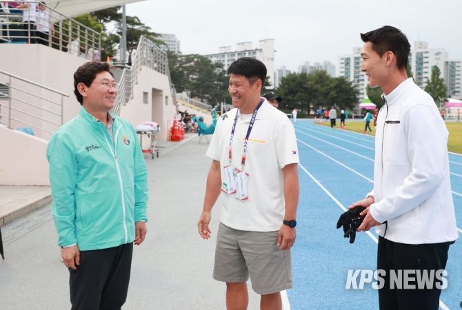 이상일 시장이 지난 5월 29일 구미에서 열린 '아시아육상경기선수권대회'를 찾아 우상혁 선수를 격려하는 모습