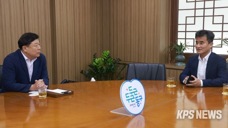 동구는 14일 구청장실에서 김종훈 동구청과 노형석 지방중소벤처기업청장이 참석한 가운데 전통시장 및 골목형 상점가 활성화를 위한 간담회를 가졌다.