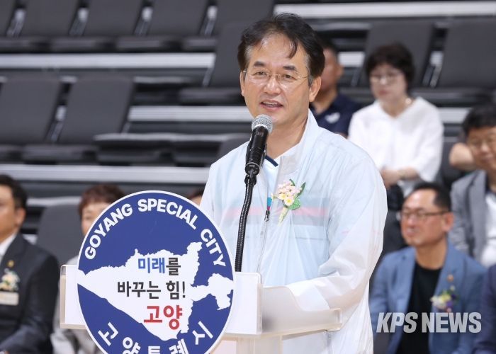 ‘제29회 고양특례시장기 생활체육 배드민턴대회’에서 축사 중인 이동환 고양특례시장