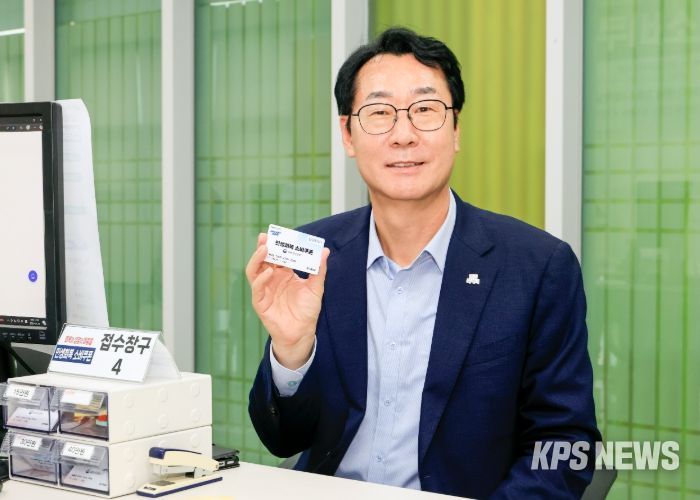 정명근 화성특례시장이 24일 병점1동 행정복지센터에서 민생회복 소비쿠폰을 발급받고 소비쿠폰 신청을 독려하고 있다.