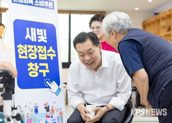 이재준 수원시장이 7월 31일 우만종합사회복지관에 설치된 찾아가는 새빛현장접수청구를 방문해 어르신과 이야기를 나누고 있다.