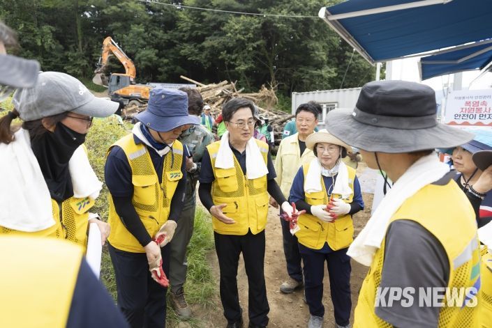 김동연 경기도지사, 가평 수해복구 현장 찾아 자원봉사 동참