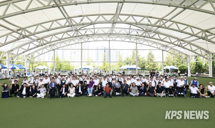 제11회 화성특례시장배 장애인 론볼대회에 참가한 선수들과 내빈들이 함께 기념촬영을 하고 있다.