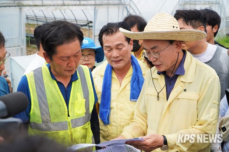 윤병태 나주시장(오른쪽)이 정청래 더불어민주당 대표(왼쪽)에게 신속한 복구와 재발 방지를 위해 특별재난지역 선포 등을 건의하고 있다.