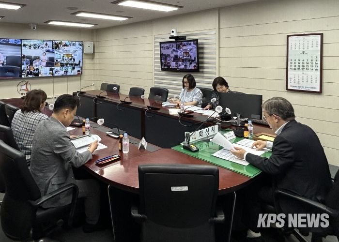 화성특례시가 12일 조승문 제2부시장 주재로 민생 회복 소비 쿠폰 서비스 확대 방안 발굴을 위한 회의를 진행하고 있다