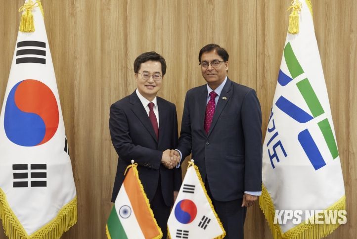 14일 오전 경기도청 집무실에서 김동연 경기도지사가 아밋 쿠마르(Amit Kumar) 주한 인도대사와 기념촬영을 하고 있다.