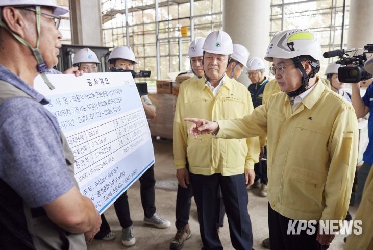 14일 오후 김동연 경기도지사가 의왕시 학의동 건설현장을 방문해 건설업 산업재해 취약요인 점검을 하고 있다.