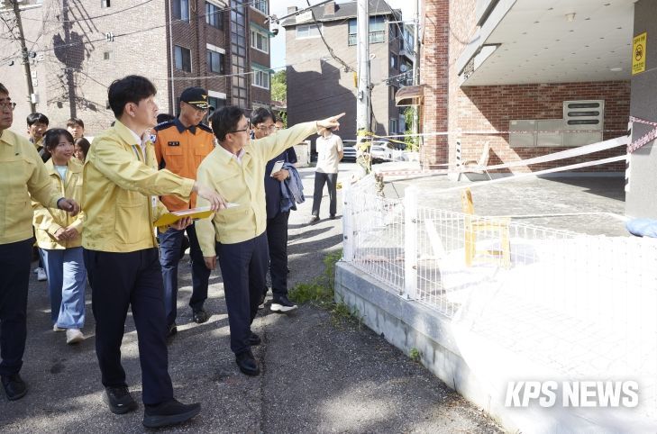 15일 오후 수원 파장동에서 김동연 경기도지사가 옹벽 붕괴 우려 주택을 방문하여 점검하고 있다.