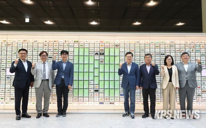 3일 오전 네이버 1784에서 열린 2025년 제2차 경기도 기후위기대응위원회 전체회의에서 김동연 경기도지사와 기후위기대응위기 위원회 위원들과 함께 기념촬영을 하고 있다.