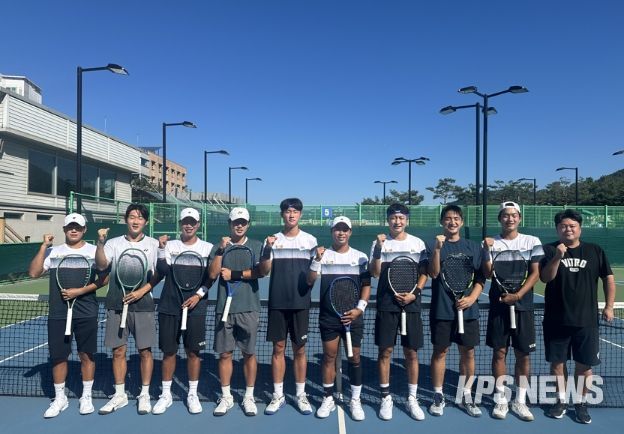 김포시청 테니스팀이 양구군청 테니스 선수팀과 단체사진을 찍고 있다.