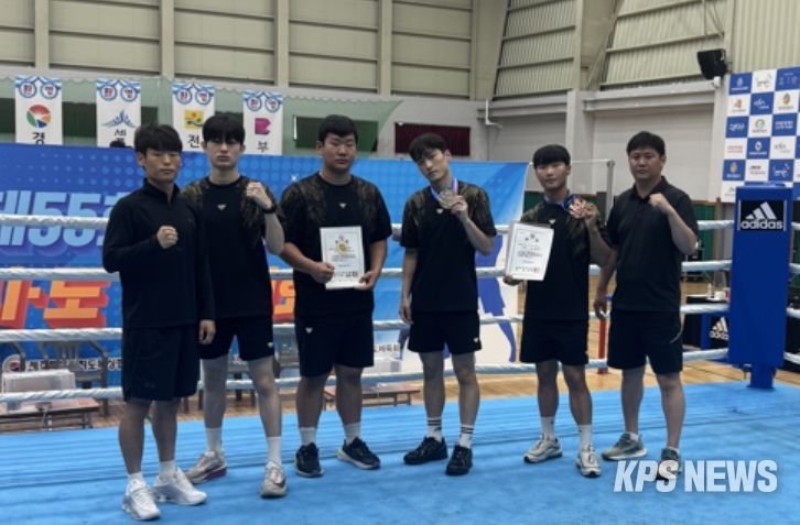 김포시청 복싱선수단이 입상 후, 기념사진을 찍고 있다.