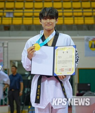 김포시청 태권도팀 전준원 선수가 1위 입상 후, 기념사진을 찍고 있다.