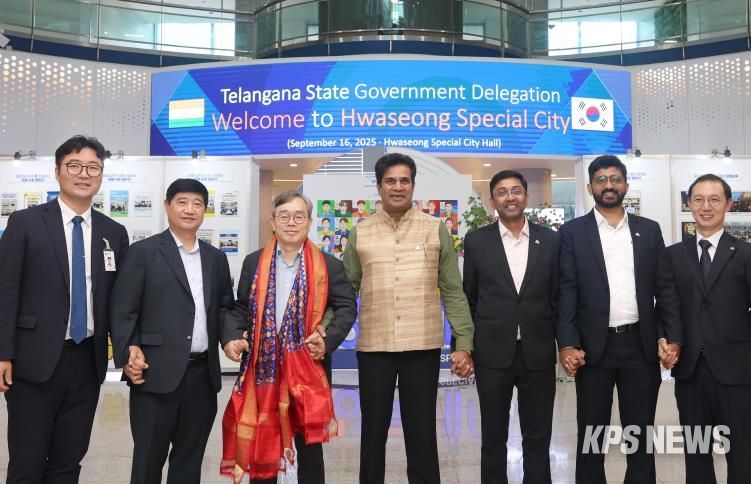 16일 경제교류협력 간담회에 참석한 화성특례시와 인도 텔렝가나주 관계자들이 기념 촬영을 하고 있다