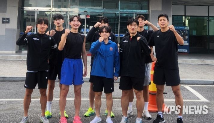 김포시청 태권도선수단이 단체사진을 찍고 있다.
