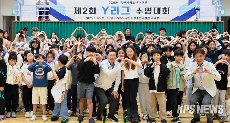 20일 용인시청소년수련관에서 이상일 시장이 대회 참가자들과 기념사진을 촬영하고 있다