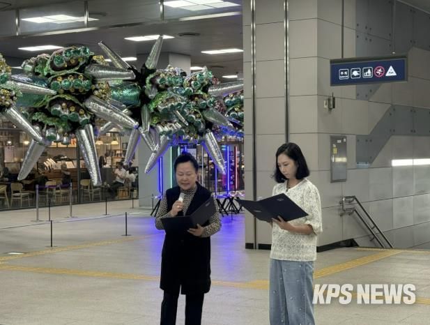 20일 탄소중립 스마트도시 리빙랩 시민참여단이 에코화성인 낭독을 하고 있다