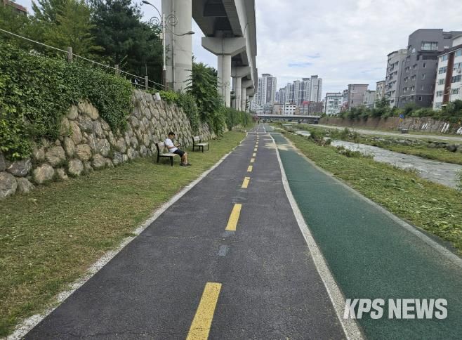 용인특례시 처인구가 하천 산책로 제초작업을 마무리했다.