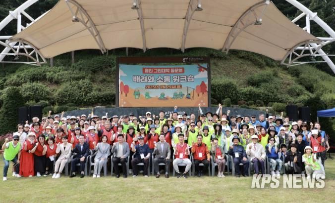 이상일 용인특례시장이 29일 처인구 원삼면에 있는 용인농업기술센터에서 열린 용인그린대학 동문회 워크숍에 참석했다