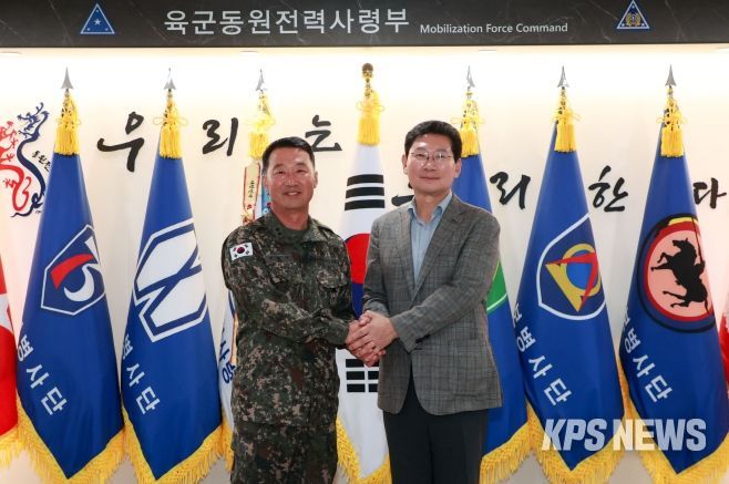 이상일 용인특례시장(오른쪽)은 2일 동원전력사령부를 방문해 김관수 사령관(왼쪽) 등 군 관계자들을 격려했다.