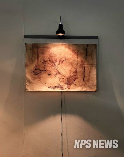 강지율, 〈새와 새가 만나고〉, 2025, 천연 고무액에 주삿바늘로 시온물감, 실크스크린, 마판, 열전등, 50x75cm. (이미지: 작가 제공)