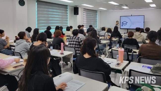 화성특례시가 16일 읍면동 간호직 공무원을 대상으로 역량강화 교육을 하고 있다