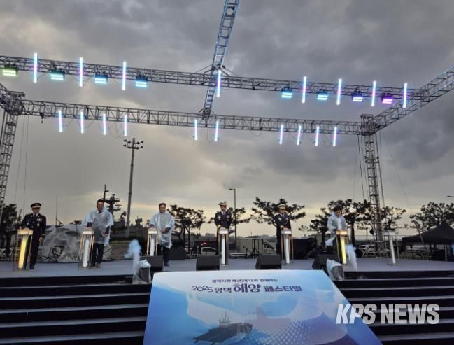 2025 평택 해양페스티벌에서 퍼포먼스 하는 모습