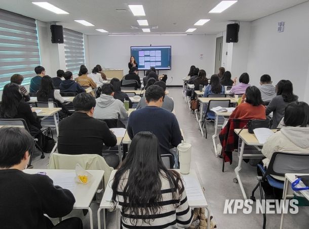 화성특례시가 4일 신규 복지업무 담당 공직자를 대상으로 역량 강화 교육을 하고 있다.