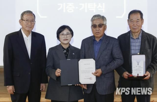 6일 열린 화성시역사박물관 제10회 기증 기탁의 날 기념행사에서 유물 기증자들이 기념촬영을 하고 있다