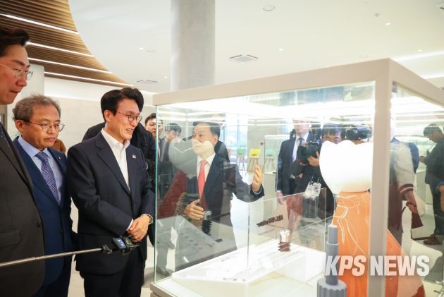 김민석 국무총리가 11일 강원도 원주시 원주 의료기기 클러스터 내 네오바이오텍을 방문, 시찰을 하고 있다.