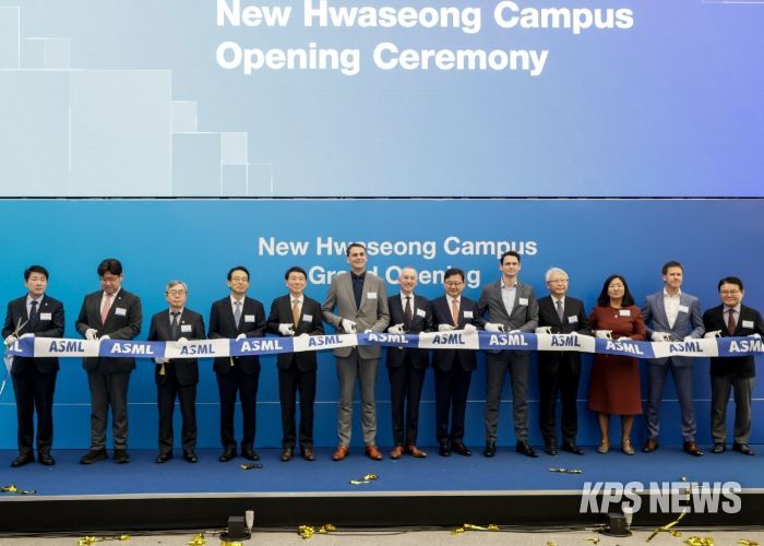 12일 ASML 화성뉴캠퍼스 준공식에서 주요 내빈들이 테이프 커팅을 하고 있다