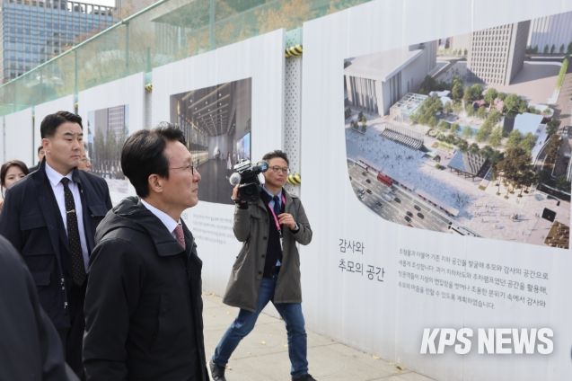 김민석 국무총리가 17일 광화문광장에 조성중인 '감사의 정원' 공사 현장을 방문, 외곽 펜스에 그려진 조감도를 살펴보고 있다.