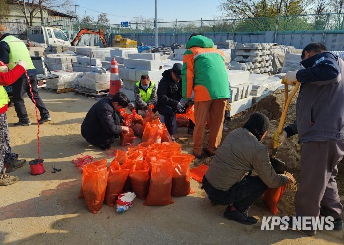 지산동 자율방재단, 대설 대비 모래주머니 제작