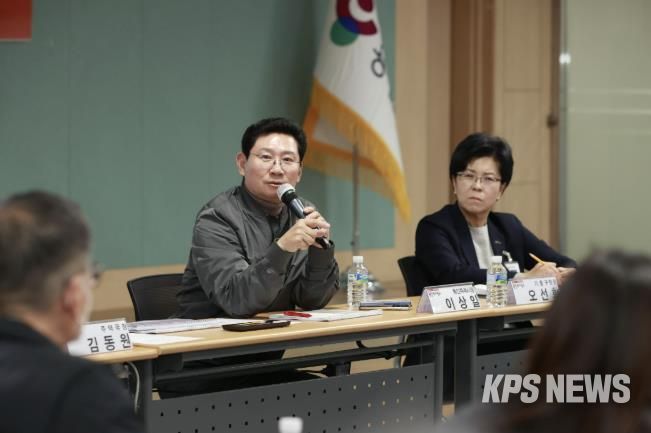 이상일 용인특례시장이 19일 기흥구청 다목적홀에서 ‘입주대표의회의 소통콘서트’를 열고 시민과 현안에 대해 이야기를 나누고 있다.