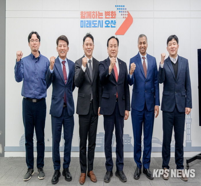 (왼쪽 두 번째부터) 박광선 어플라이드 머티어리얼즈 코리아 대표, 이권재 오산시장, 사티시 쿠푸라오 어플라이드 머티어리얼즈 반도체 운영 총괄 부사장 등이 어플라이드 컬래버레이션 센터 코리아 부지에서 현장점검 후 기념촬영을 하고 있다.