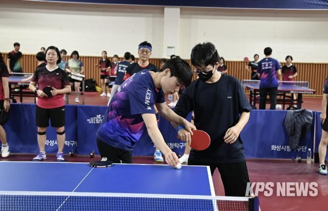 재능기부 프로그램 참가자가 프로 선수에게 노하우를 직접 전수 받고 있다.