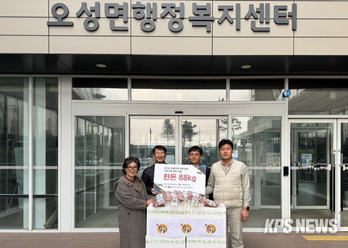 왼쪽부터 해림농장 최인희 사장, 강성식 오성면장 / 대한한돈협회 평택지부 조양연 부지부장, 박성철 이사