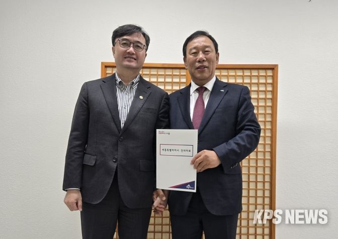 왼쪽부터 임기근 기재부 제2차관, 최민호 시장