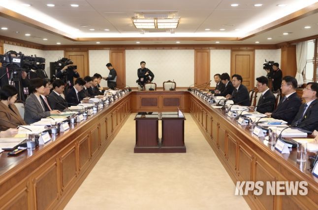 김민석 국무총리가 24일 세종대로 정부서울청사에서 열린 과학기술관계장관회의를 주재하고 있다.