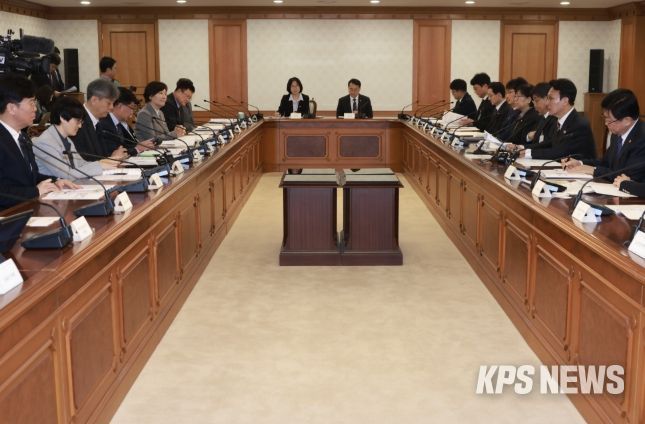 김민석 국무총리가 25일 세종대로 정부서울청사에서 열린 미세먼지특별대책위원회를 주재하고 있다.