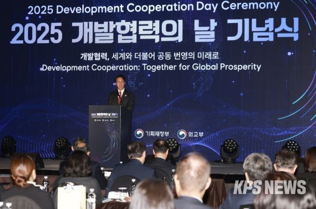 김민석 국무총리가 25일 중구 플라자호텔에서 열린 개발협력의 날 기념식에 참석, 기념사를 하고 있다.