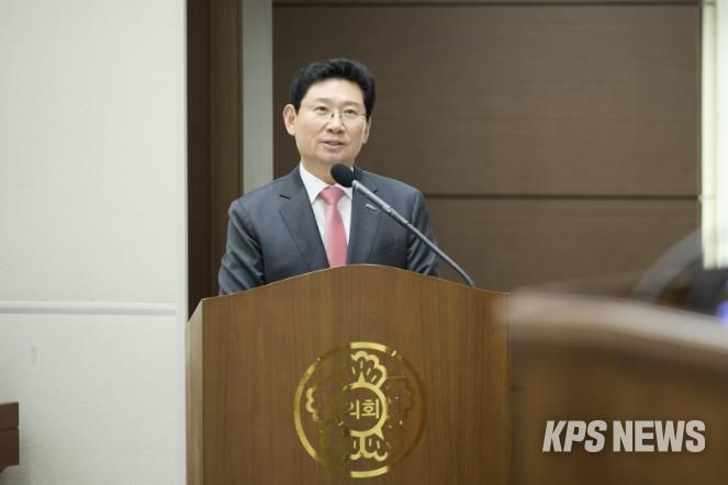 26일 용인특례시의회에서 이상일 시장이 시정질문에 답변하고 있다