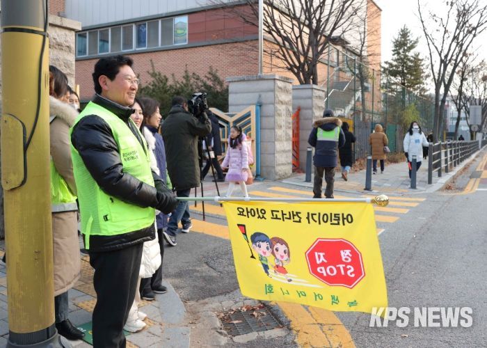 이상일 용인특례시장은 3일 대현초를 방문해 교통지도 봉사를 진행했다