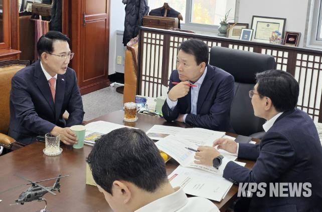 이완섭 서산시장이 지난 11월 13일 국회에서 성일종 의원을 만나 주요 현안 사업에 대한 국비 반영을 건의했다.