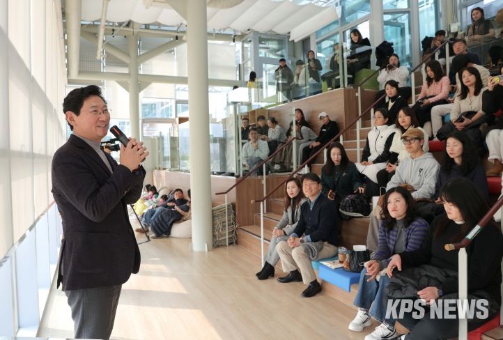 이상일 용인특례시장이 7일 SERI PAK with 용인에서 열린 박세리 전 감독의 토크콘서트에 참석해 인사말을 하고 있다.