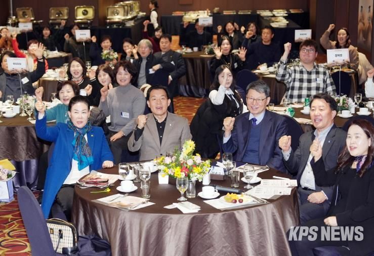 이재준 수원시장(가운데)과 참석자들이 함께하고 있다.