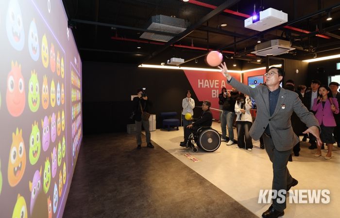 정명근 화성특례시장이 AR 스포츠 체험시설을 시연하고 있다.